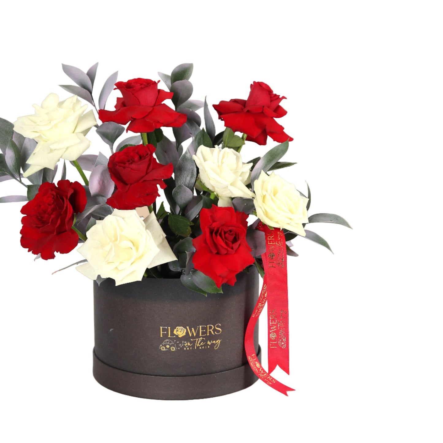 بوكس أسود بتنسيق بسيط من الزهور البيضاء والحمراء. هدية راقية مع توصيل سريع في دبي.