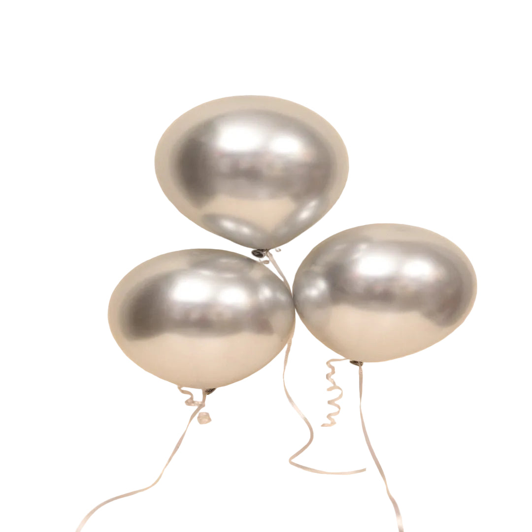 Add a touch of glamour with this shimmering Silver helium balloon. Elegant and versatile, it’s designed to stay afloat for approximately four hours, making it a perfect highlight for any celebration.
Pair it with your bouquet or gift box — available for fast delivery across Dubai.