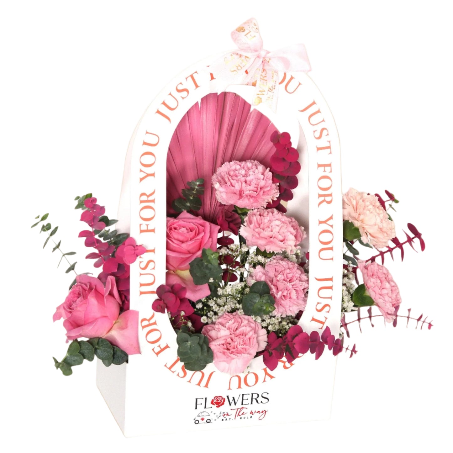 An elegant white purse-shaped box featuring a delicate arrangement of pink carnations and pink roses. Carefully designed to highlight the beauty and femininity of pink tones, this arrangement combines sophistication and simplicity, perfect for thoughtful gifts and special occasions such as birthdays, baby showers, or thank-you presents.