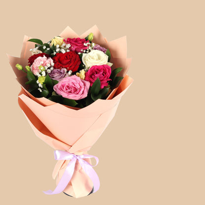 بوكيه فاخر من الزهور الطبيعية بألوان زهري، أبيض، بنفسجي، أحمر وفوشي. تنسيق أنيق مع توصيل سريع داخل دبي.