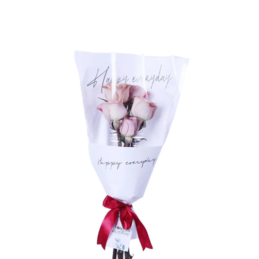 A luxurious bouquet of 5 blooms combining the gentle fragrance of hyacinth with the warm elegance of cappuccino roses. A refined and sophisticated arrangement, perfect for stylish gifting and intimate occasions.