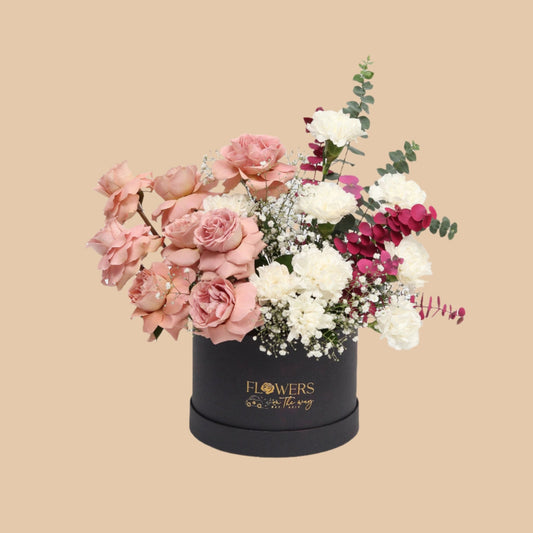 أناقة الكابتشينو | Cappuccino Charm – Black Box Arrangement - Flowers On The Way