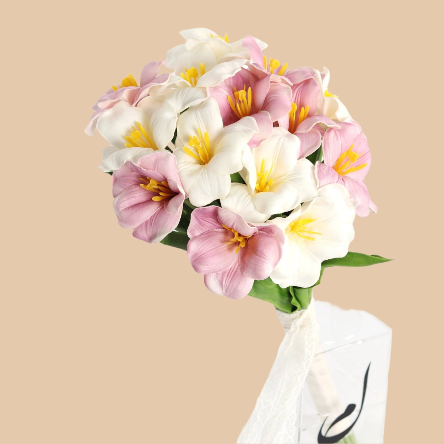 "همسة توليب – مسكة عروس توليب أبيض وبنفسجي" "Tulip Whisper – White & Purple Bridal Bouquet" - Flowers On The Way