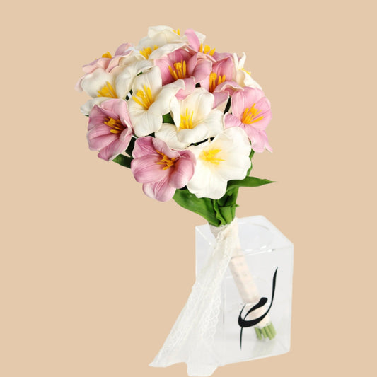 "همسة توليب – مسكة عروس توليب أبيض وبنفسجي" "Tulip Whisper – White & Purple Bridal Bouquet" - Flowers On The Way