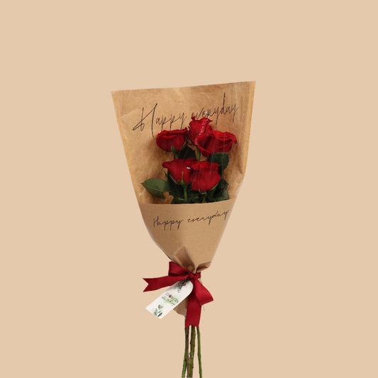 "همسات حمراء" "Red Whispers Bouquet" - Flowers On The Way