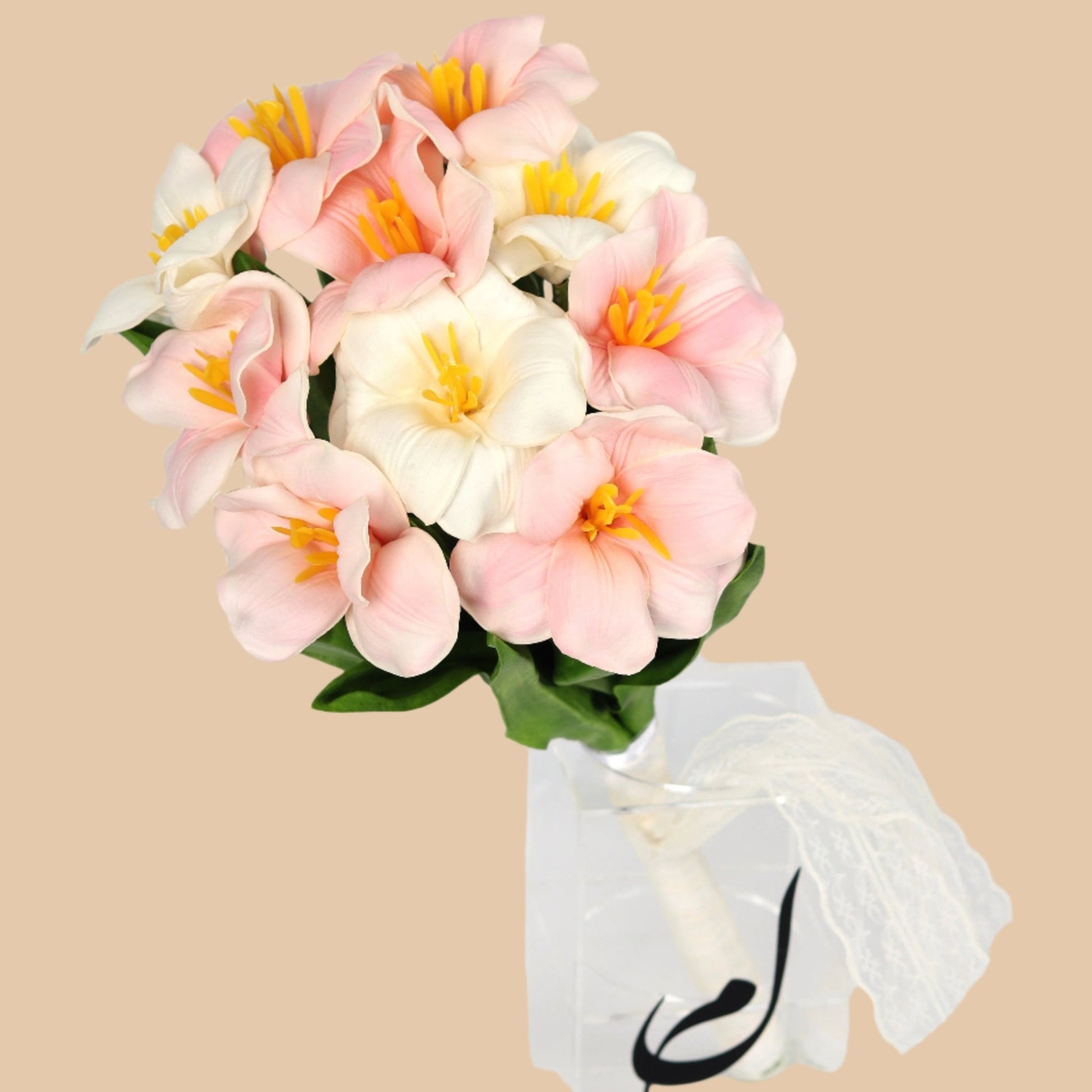 "نعومة التوليب – مسكة عروس توليب أبيض وبيتش" "Tulip Serenity – White & Peach Bridal Bouquet" - Flowers On The Way