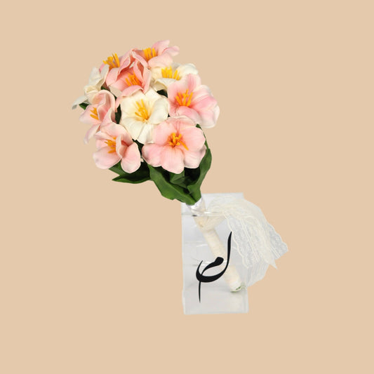"نعومة التوليب – مسكة عروس توليب أبيض وبيتش" "Tulip Serenity – White & Peach Bridal Bouquet" - Flowers On The Way